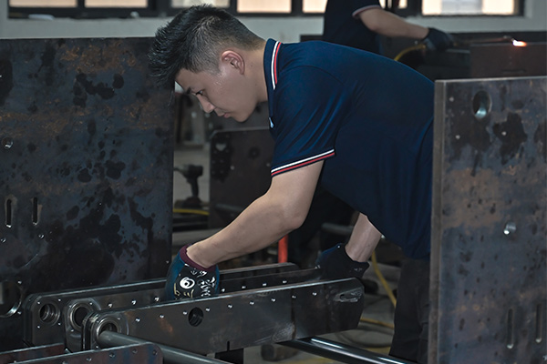 全自動糊盒機(jī)糊盒效果號，密封性強(qiáng)，要保證糊盒機(jī)的使用壽命，在使用糊盒機(jī)也需要對傳送帶進(jìn)行日常保養(yǎng)？